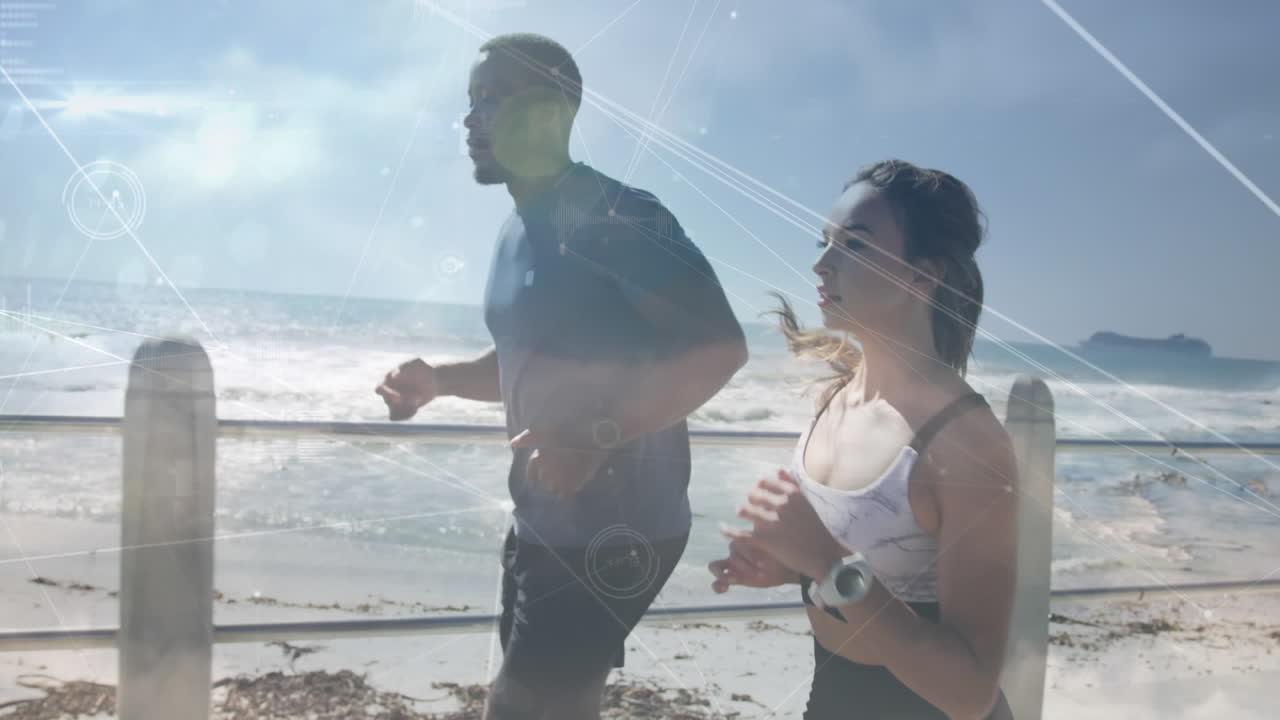 해변 근처의 산책로에서 함께 달리는 두 인종의 커플에 대한 연결망