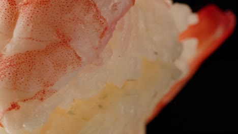 plato de sashimi, restaurante japonés, atún fresco y rebanadas de salmón en un café moderno, comida tradicional, plato de pescado rojo crudo, omega 3.