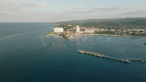 Amplia-Vista-Aérea-Del-Resort-De-Lujo-Frente-Al-Costo-De-Jamaica