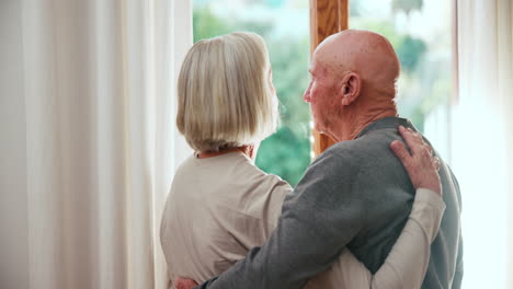 Casa,-Beso-O-Abrazo-De-Pareja-De-Ancianos-Con-Apoyo