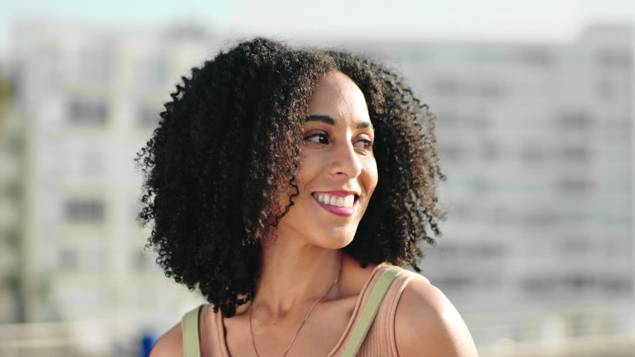 Mulher negra feliz, sorrindo e rindo na cidade