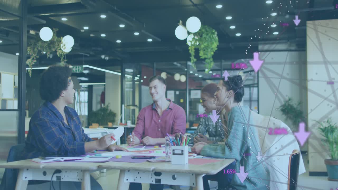 animación de iconos de medios sobre diversas personas de negocios que trabajan en la oficina