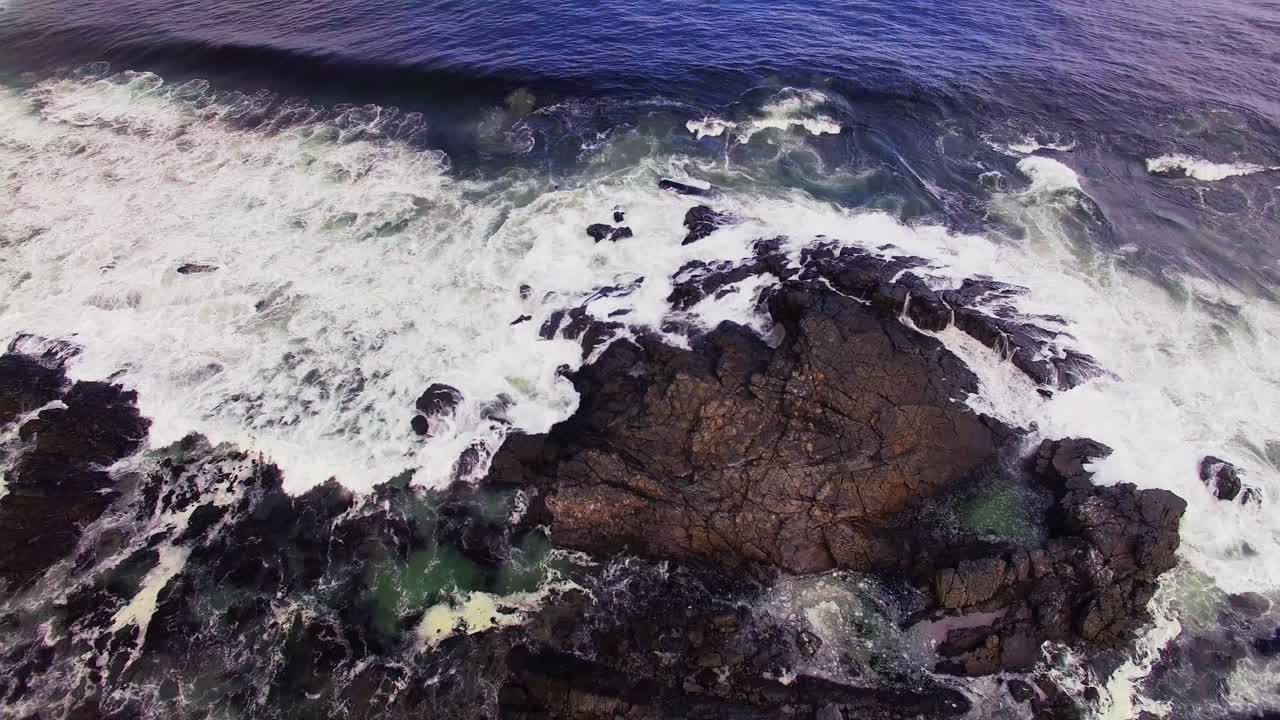 vista aérea de las olas que alcanzan una orilla en la playa