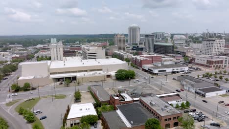 Montgomery,-Alabama-Skyline,-Weitwinkelaufnahme-Mit-Drohnenvideo,-Das-Sich-Von-Links-Nach-Rechts-Bewegt