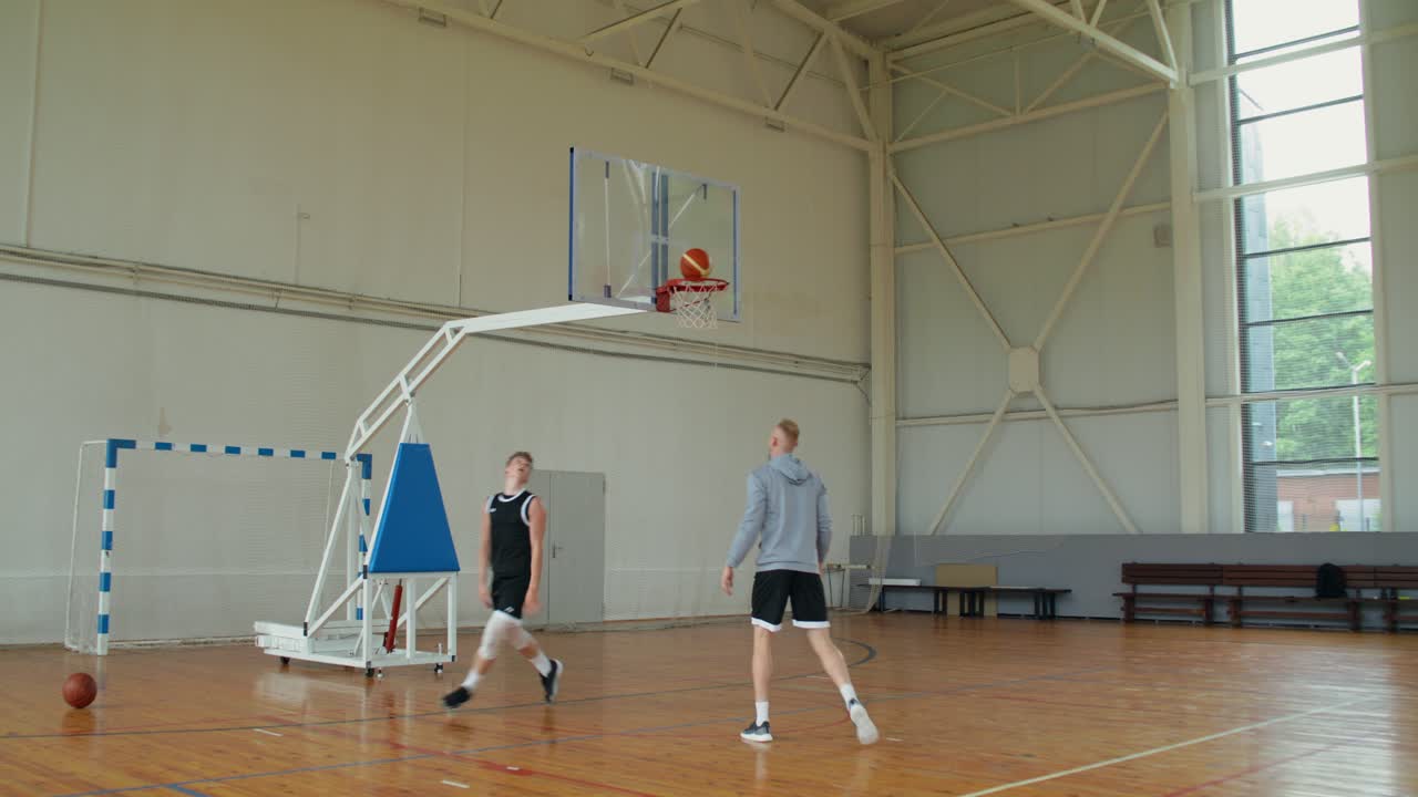Partida de basquete na academia
