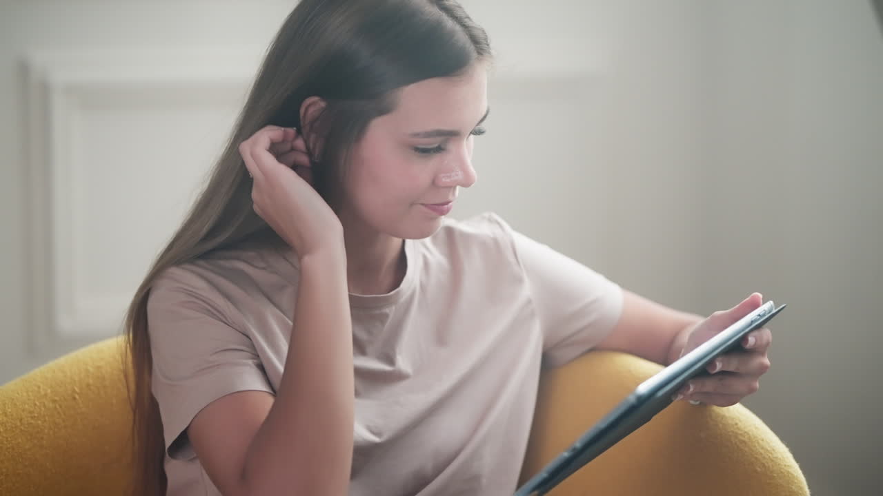 mujer usando una tableta