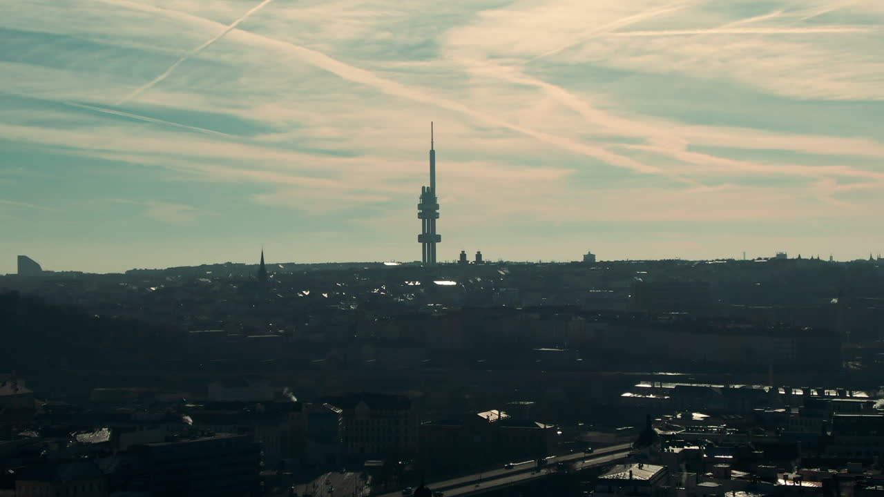 vuelo de drones sobre el río vlatava de praga que muestra puentes parque del castillo y edificios sol de invierno