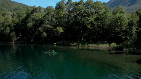 Dolly-Von-Zwei-Erfahrenen-Trockenfliegenfischern,-Die-Forellen-In-Ufernähe-Im-Lake-Steffen,-Patagonien,-Argentinien,-Fangen