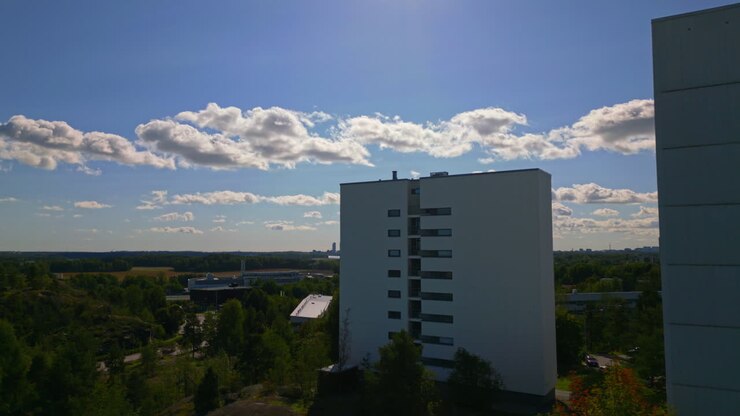 Sagoma del centro di Helsinki rivelata dietro edifici residenziali