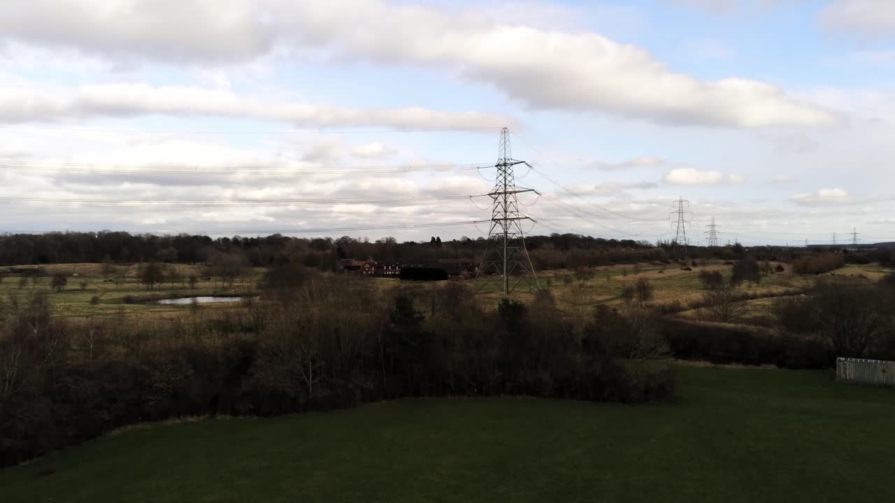 pilón de distribución de electricidad con vistas a la campiña británica