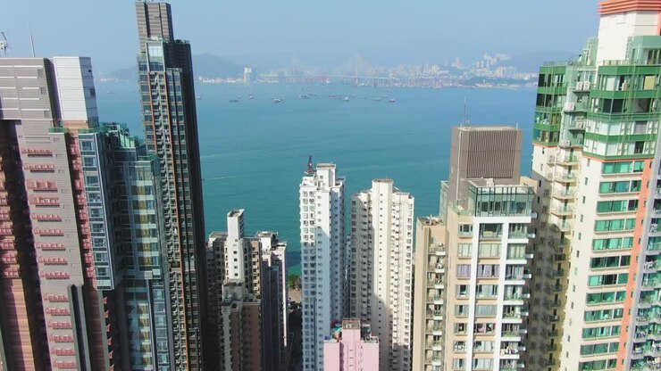 Imagem aérea do centro de Hong Kong com megarrarranha-céus residenciais e tráfego, em um belo dia