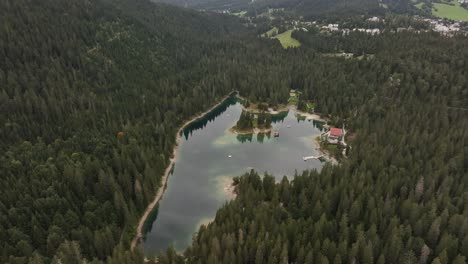 lago aislado, caumasee, rodeado de denso bosque en flims, lax, cantón de graubünden, suiza