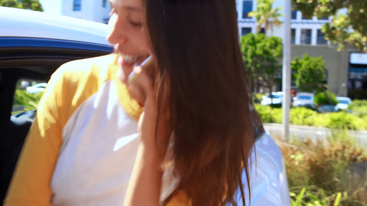 자동차 4k에서 휴대 전화로 이야기하는 여성