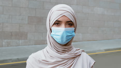 mujer con hijab y máscara al aire libre