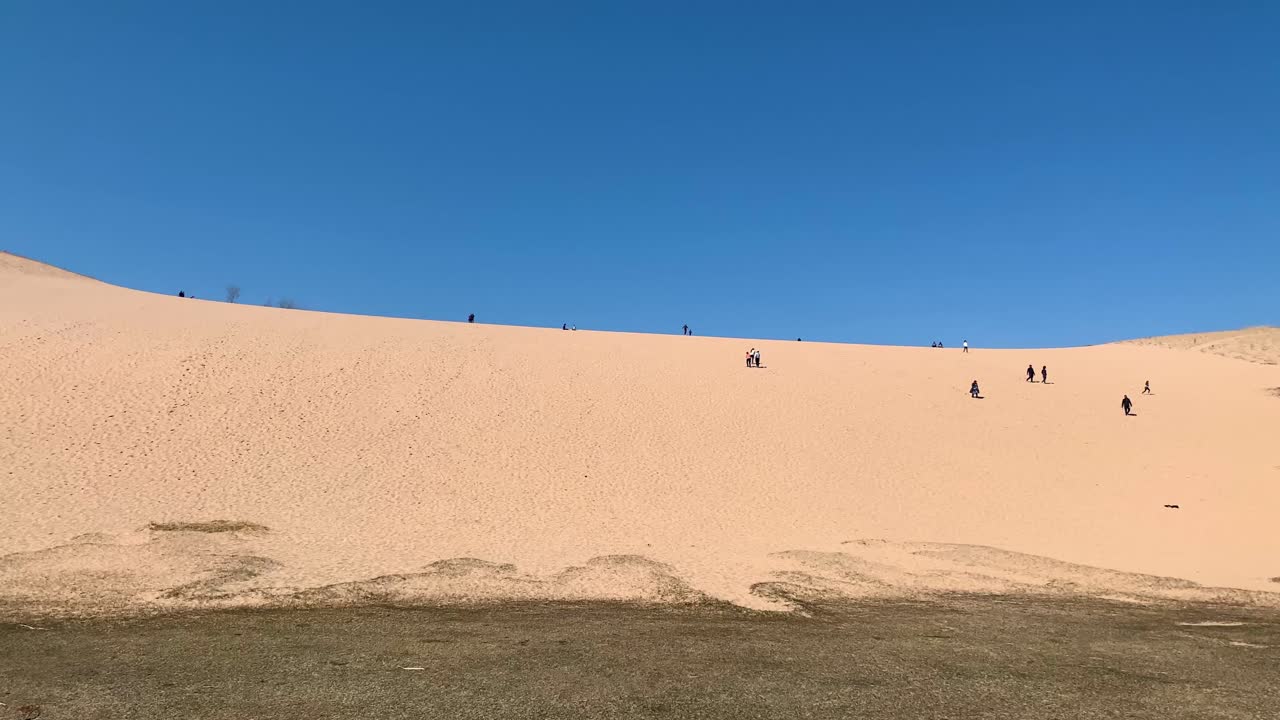 dunas de osos durmientes a orillas del lago nacional en un día soleado
