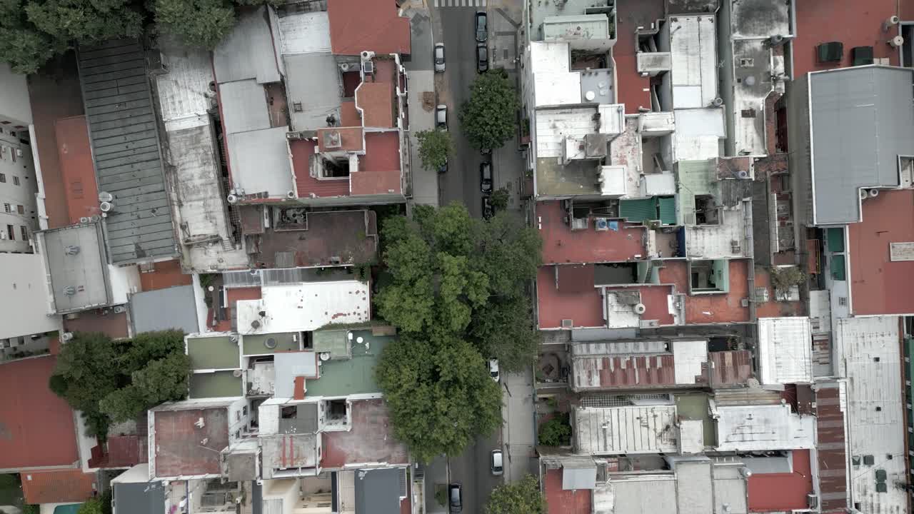 vista aérea sobre los techos de las casas residenciales en buenos aires argentina, pisos pintados en rojo y blanco, calles y paisaje urbano en villa ortuzar