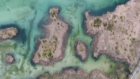 lago alsee austria patrones abstractos, vista aérea de arriba hacia abajo del agua turquesa alpina y la costa