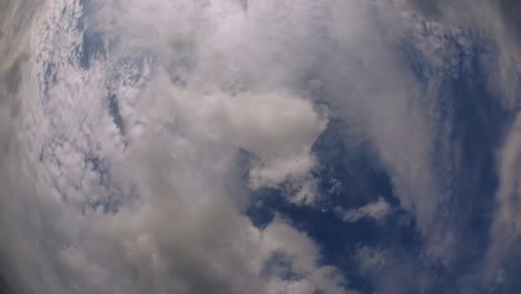 cielo azul y capa de nubes moviéndose en una hermosa tarde soleada