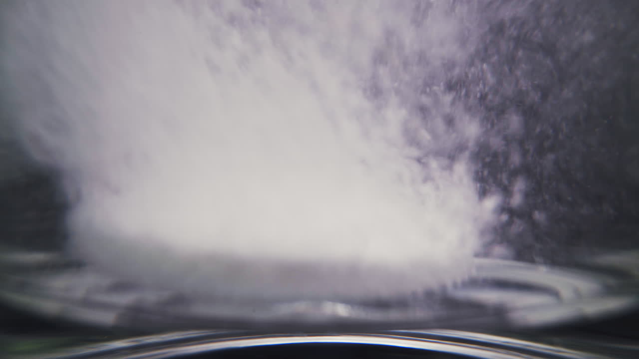 pastilla de vitamina soluble cae en el agua con burbujas