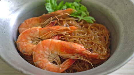 camarones a la cazuela o al horno con fideos de vidrio o camarones en una olla con fideos