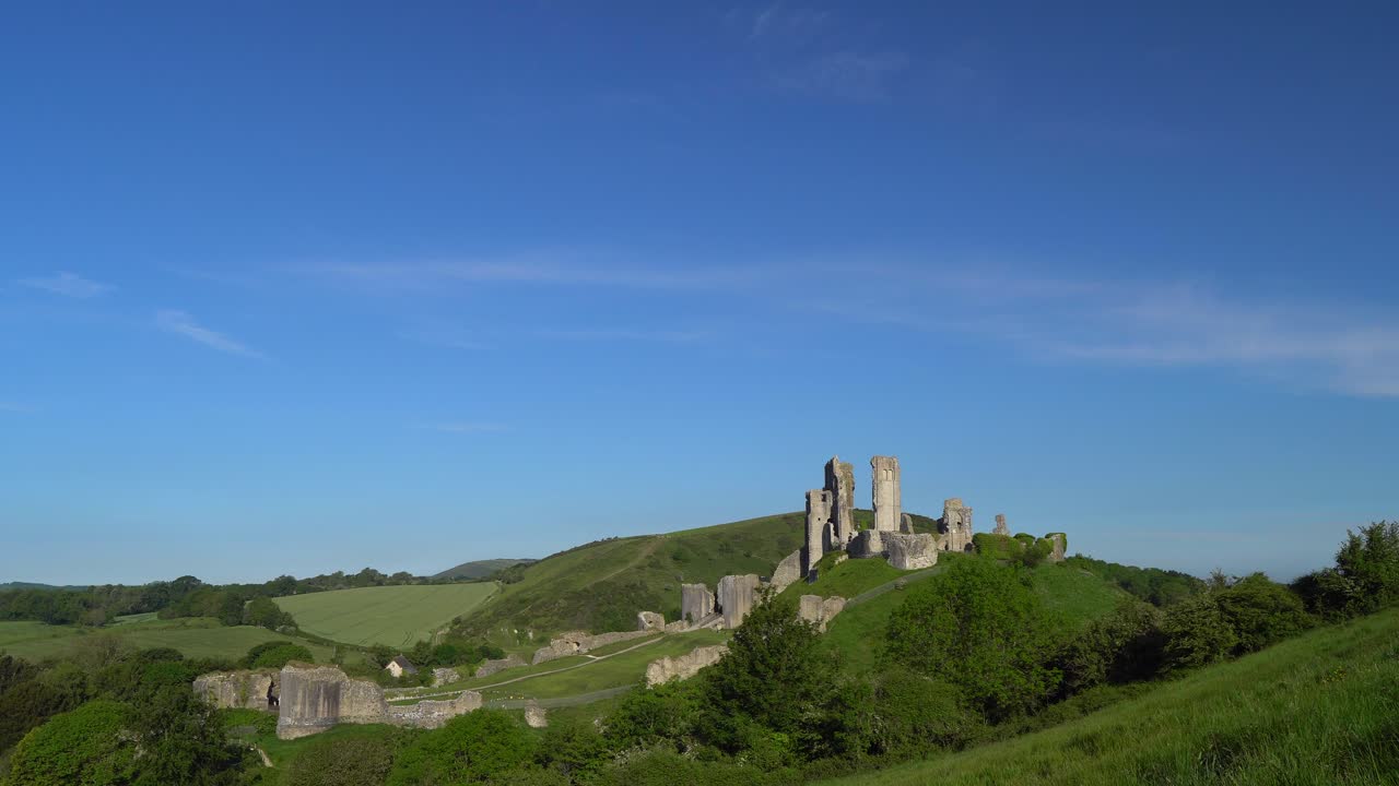 이른 아침 햇살에 코페 성의 느린 패닝 샷, 퍼베크 섬, 도싯, 영국
