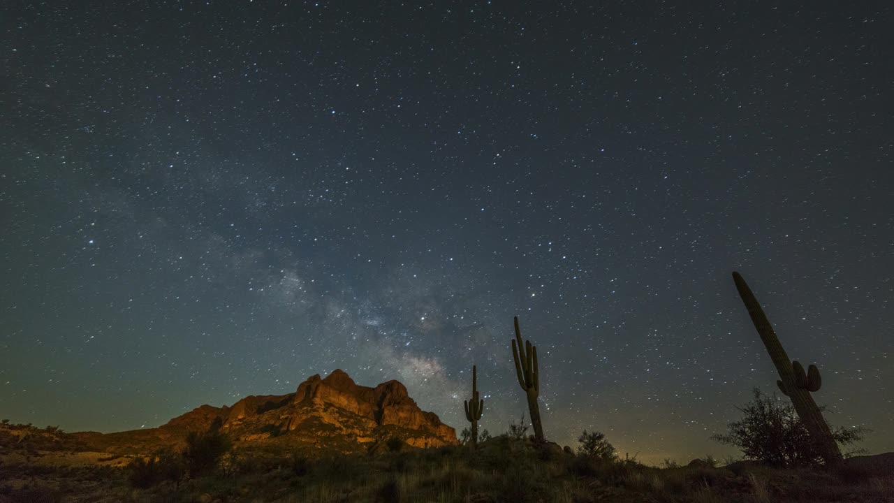 Timelapse de estrelas da Via Láctea no céu do deserto, Montanha Picketpost no Arizona.