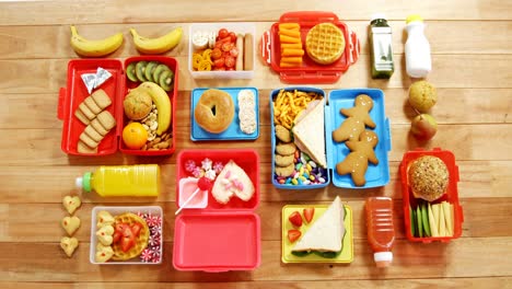 varios alimentos dulces y frutas en una caja