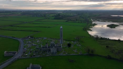 monasterio de kilmacduagh, condado de galway, irlanda, noviembre de 2023