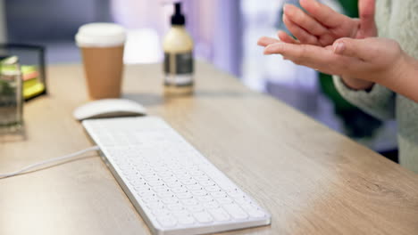 desinfectante para manos, limpieza y teclado de computadora