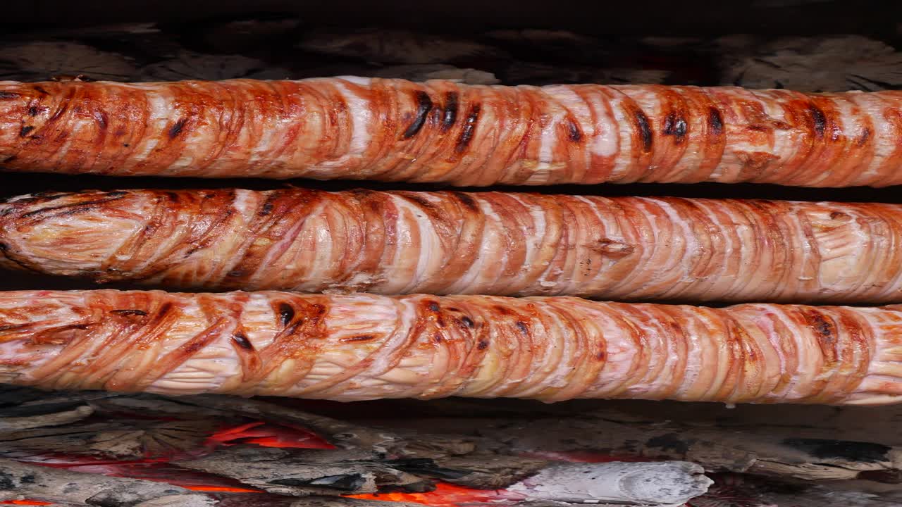 터키 거리 음식: 나무 석탄 그릴에 긴 고기