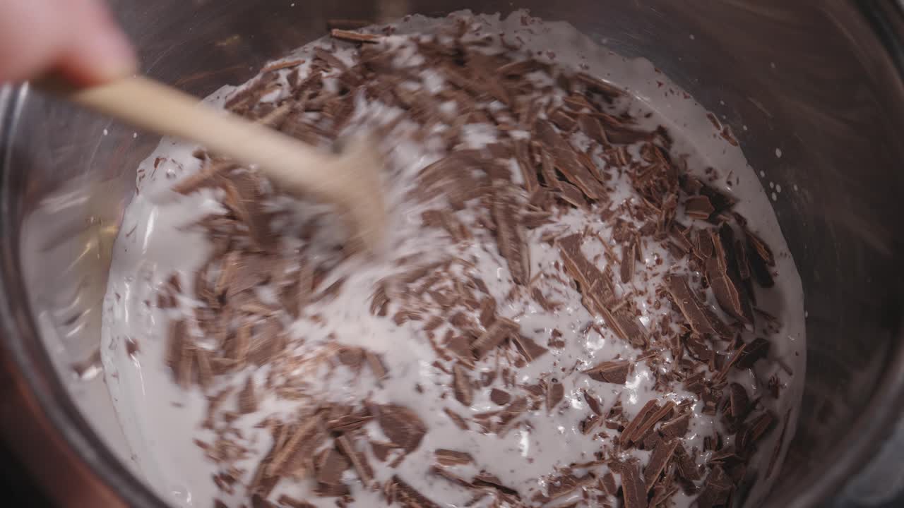 Mescolare delizioso cioccolato fondente con latte di cocco, cuocere una gustosa torta d'avena al cioccolato - Ripresa stabile