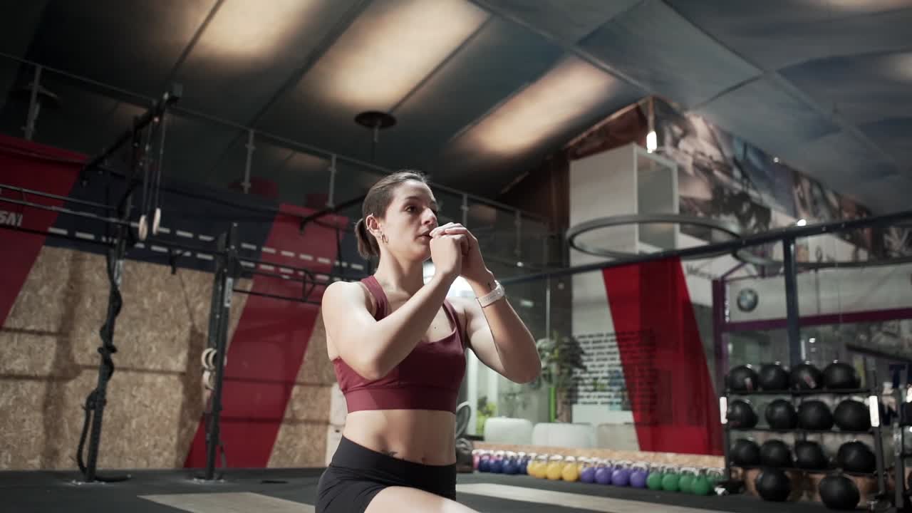 체육관에서 운동하는 여자