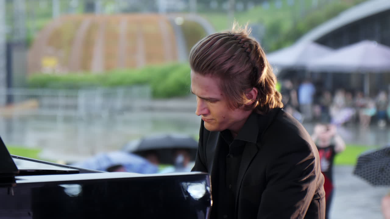 야외 콘서트를 하는 피아니스트