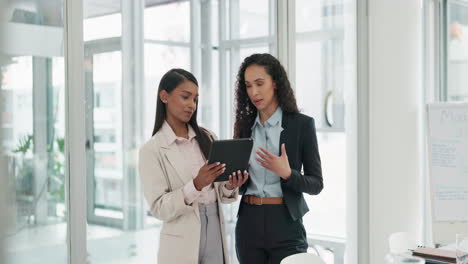 Tablet,-Zusammenarbeit-Und-Ein-Business-Team-Von-Frauen