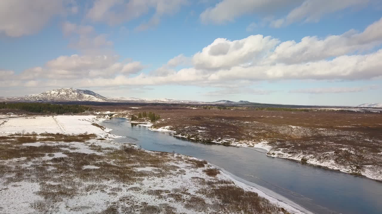 drone cinematográfico filmado sobre el río olfusa cerca de selfoss islandia con montañas en la distancia