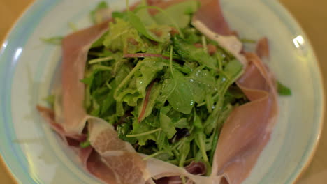 mezcla ensalada verde con jamón