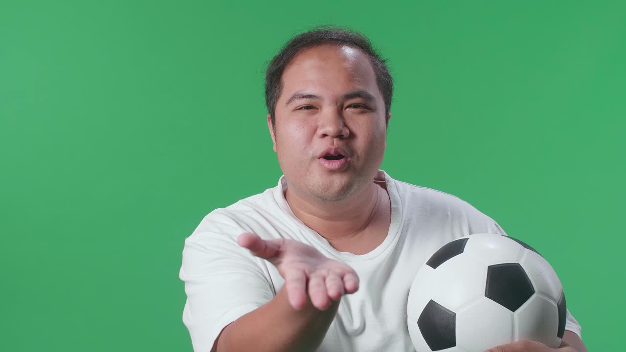 축구 공 을 들고 있는 남자