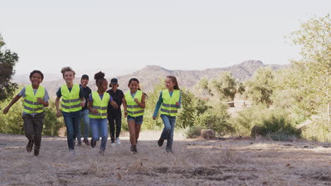 líderes de equipos adultos con niños en un campamento de actividades al aire libre como voluntarios para ayudar con el medio ambiente