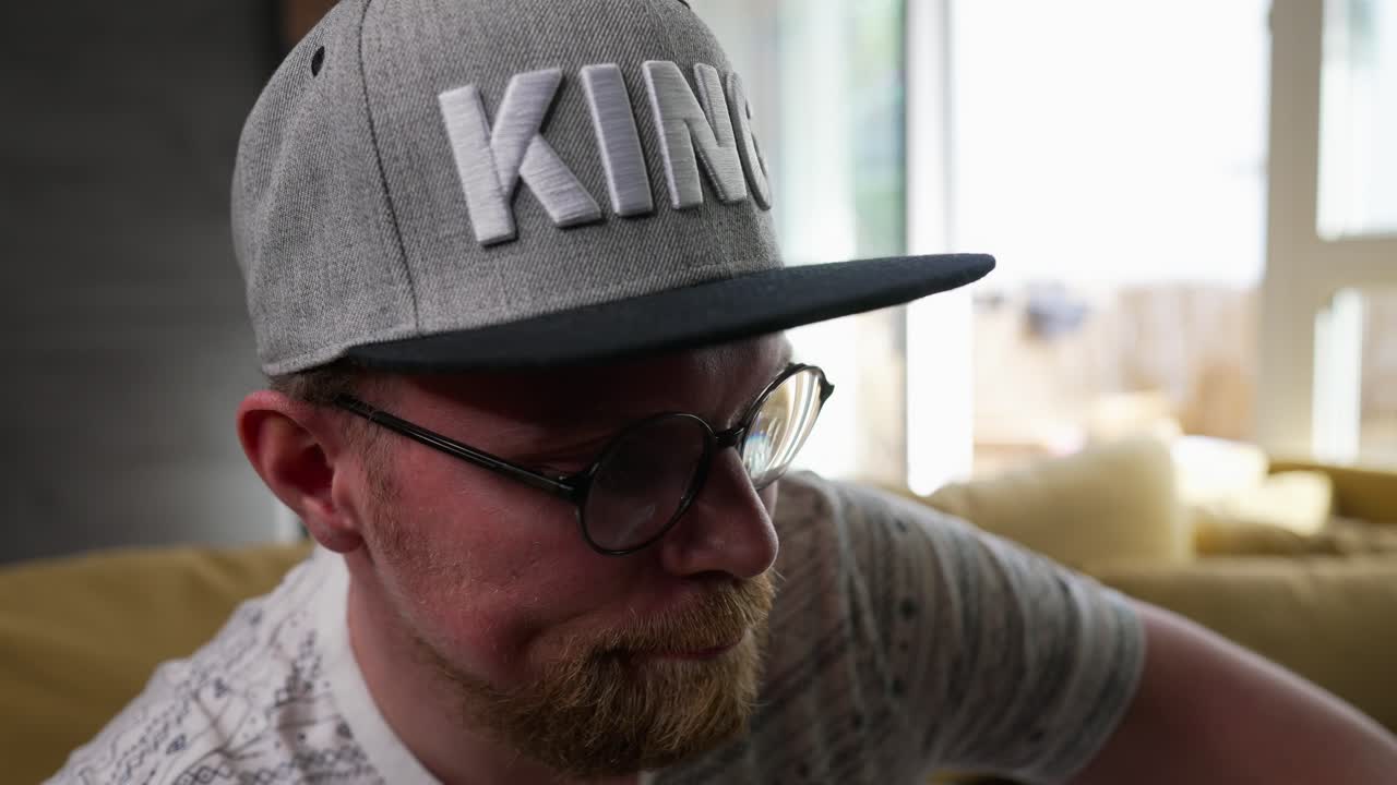 el hombre se da la vuelta, se enfrenta a la cámara, sacude la cabeza y exhala, acerca el zoom