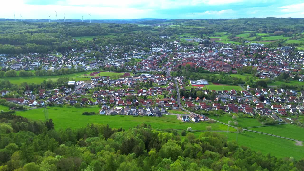 Drone flyver over en lille malerisk by.