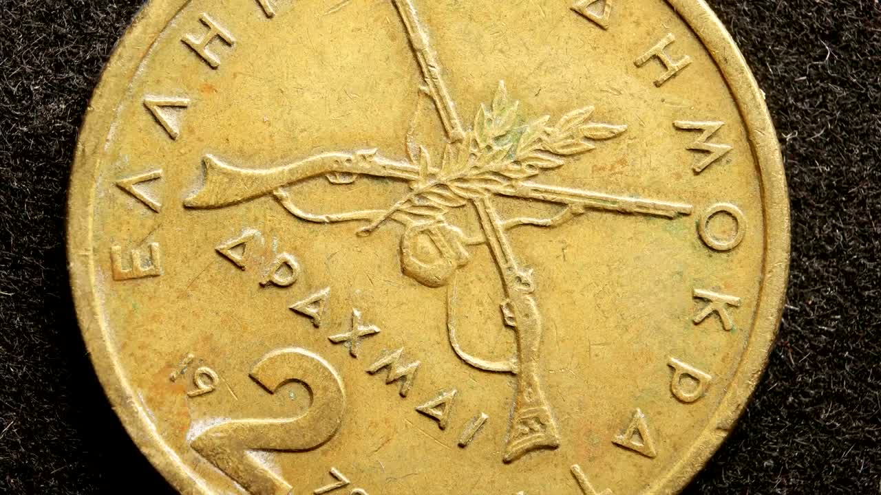 primer plano de monedas muy antiguas