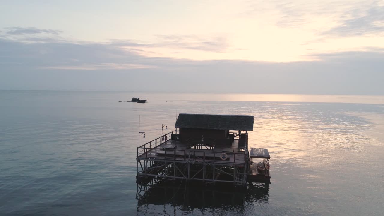 해가 뜨면 바다 위에 있는 나무로 만든 떠다니는 집