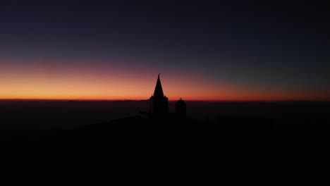 video de un dron volando sobre la cima de la montaña iglesia kaimaktsalan capilla refugio atardecer
