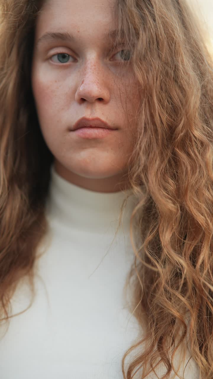 retrato en primer plano de una mujer con el cabello rizado