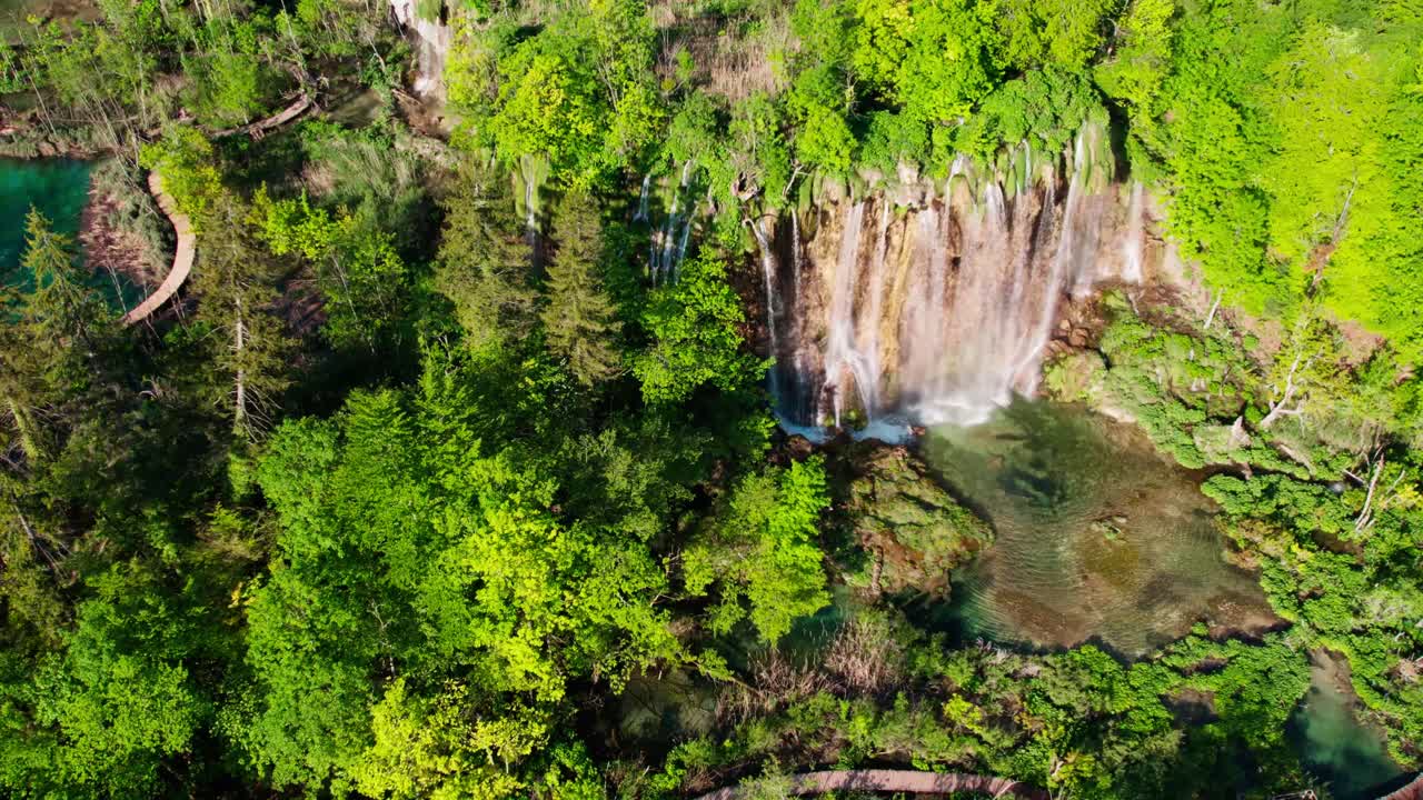 vista aérea de cascadas en los lagos de plitvice