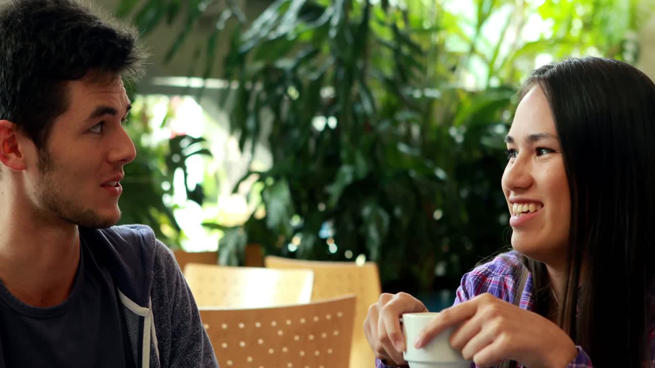 amigos felices sentados y hablando juntos.