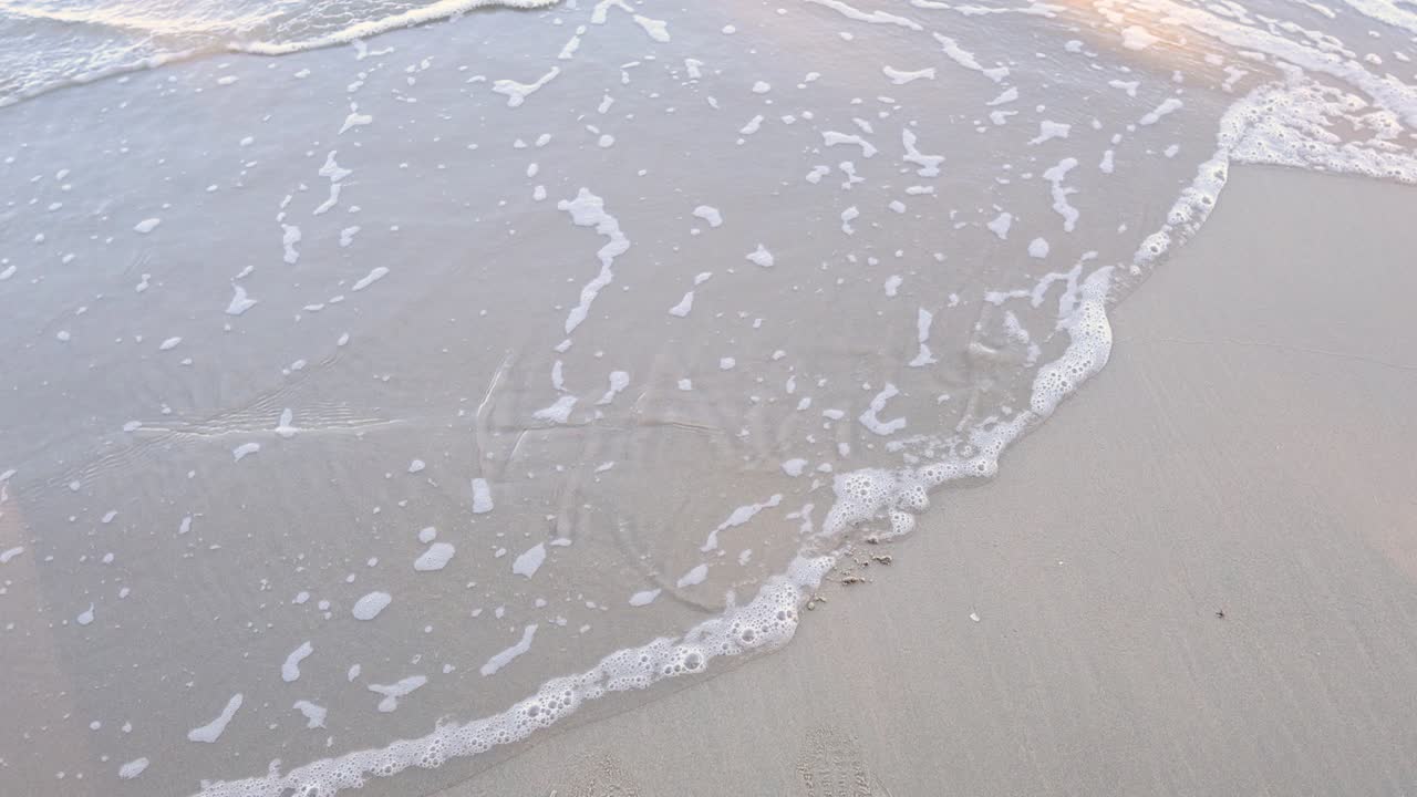 파도가 모래에 쓰여진 메시지를 어 버립니다.