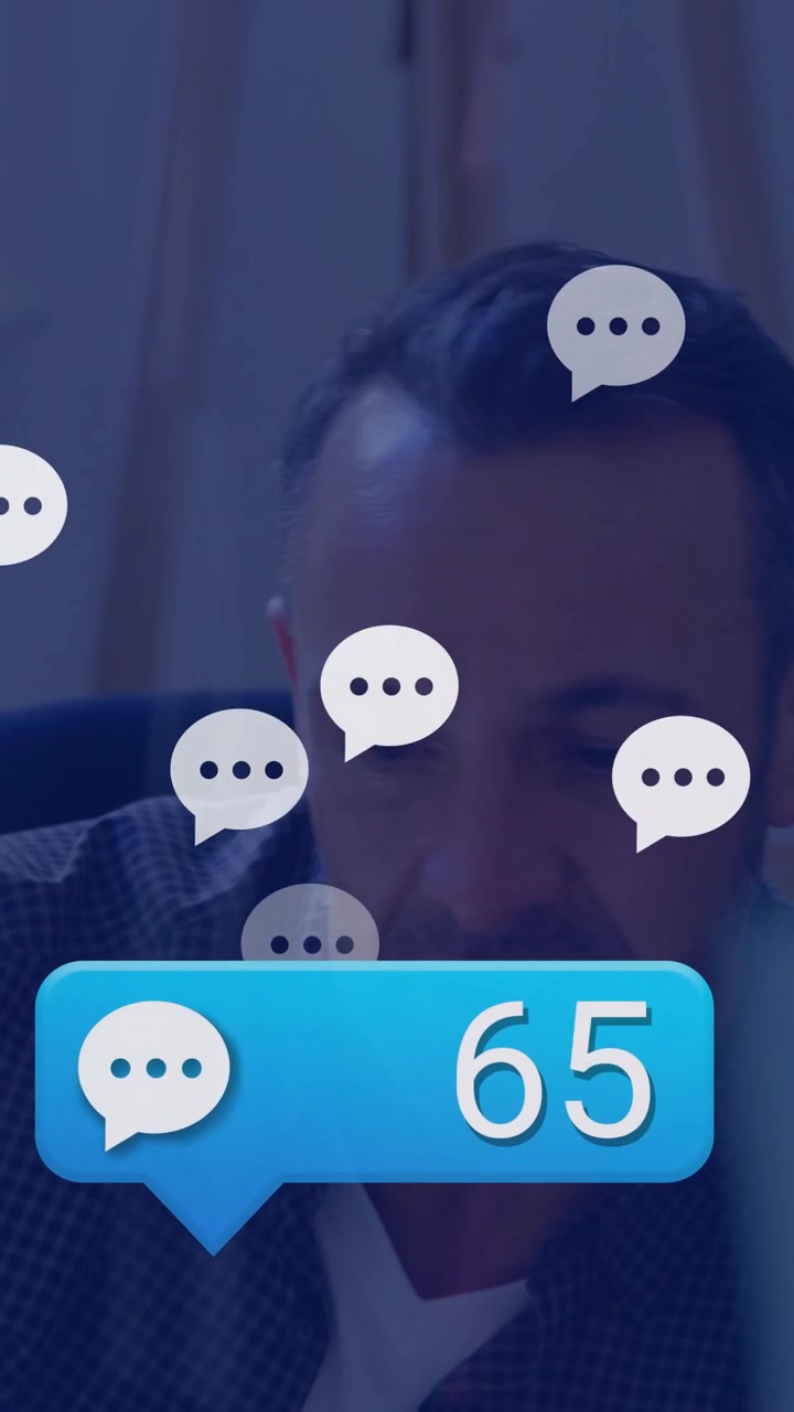Video verticale: Uomo che guarda lo schermo mentre le chat mostrano un badge blu e fumetti, monitorando la comunicazione.