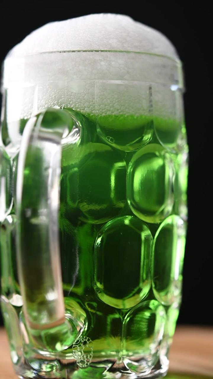 Grüner Bierkrug mit Schaum für den St. Patrick's Day.