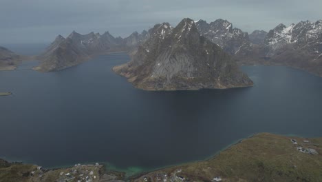 挪威洛福<unk> (lofoten) 的雷恩菲奧德 (reinefjord) 和山脈空景 - - 追蹤,無人機拍攝